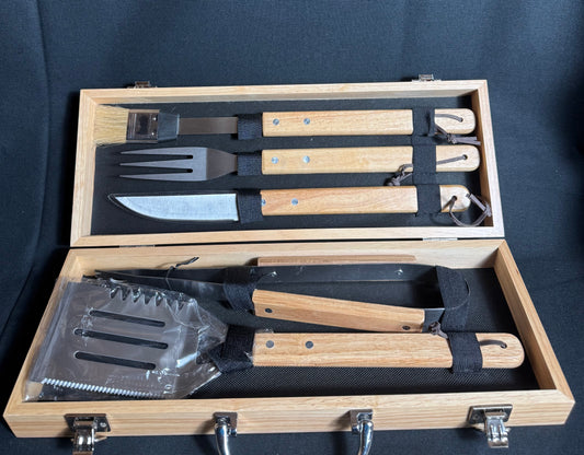 Set of 5 barbecue tools in a wooden case.